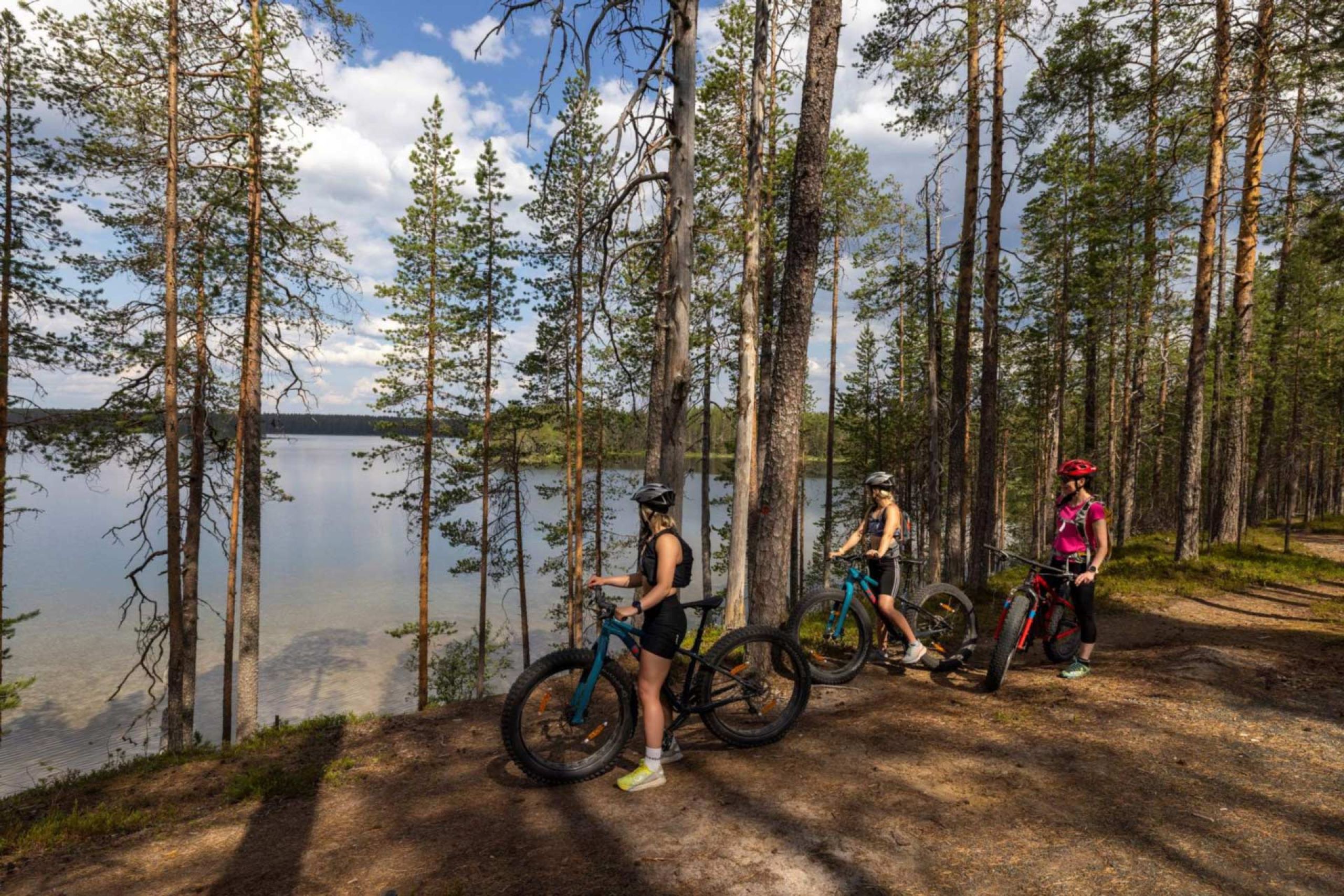 Maastopyöräilemässä Hossassa