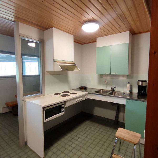 Karhunkainalon leirintäalueen huoltorakennus keittiö Hossassa