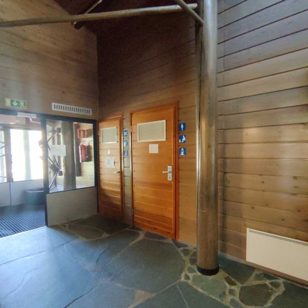 Entrance to the service building at Karhunkainalo Campsite in Hossa