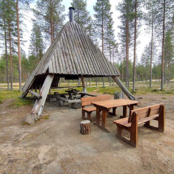 Karhunkainalon leirintäalueen nuotiopaikka Hossassa